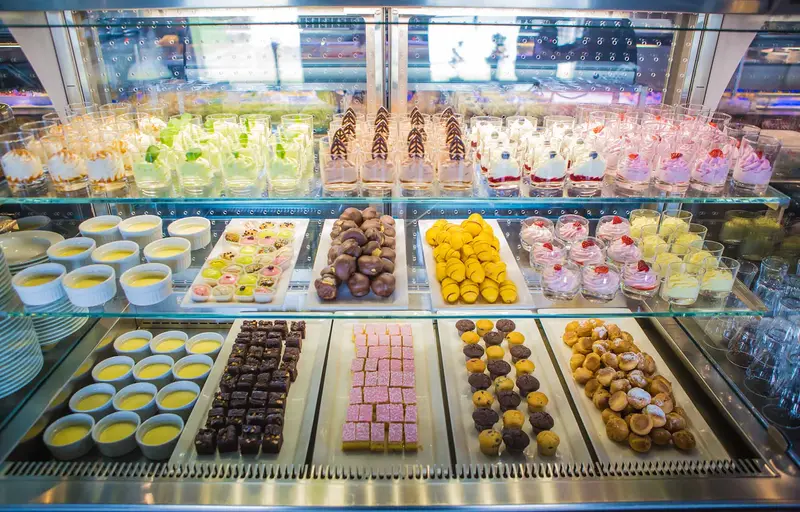 De dessertvitrine met petitfours, brownies en soesjes
