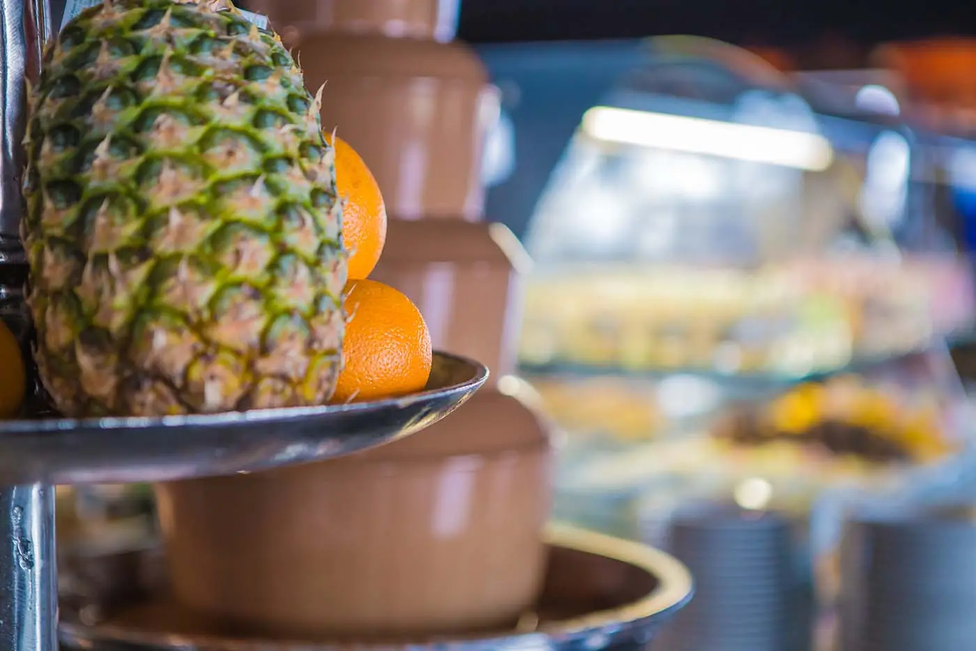 Chocoladefontein met ananas en sinaasappels op het buffet van Omnia