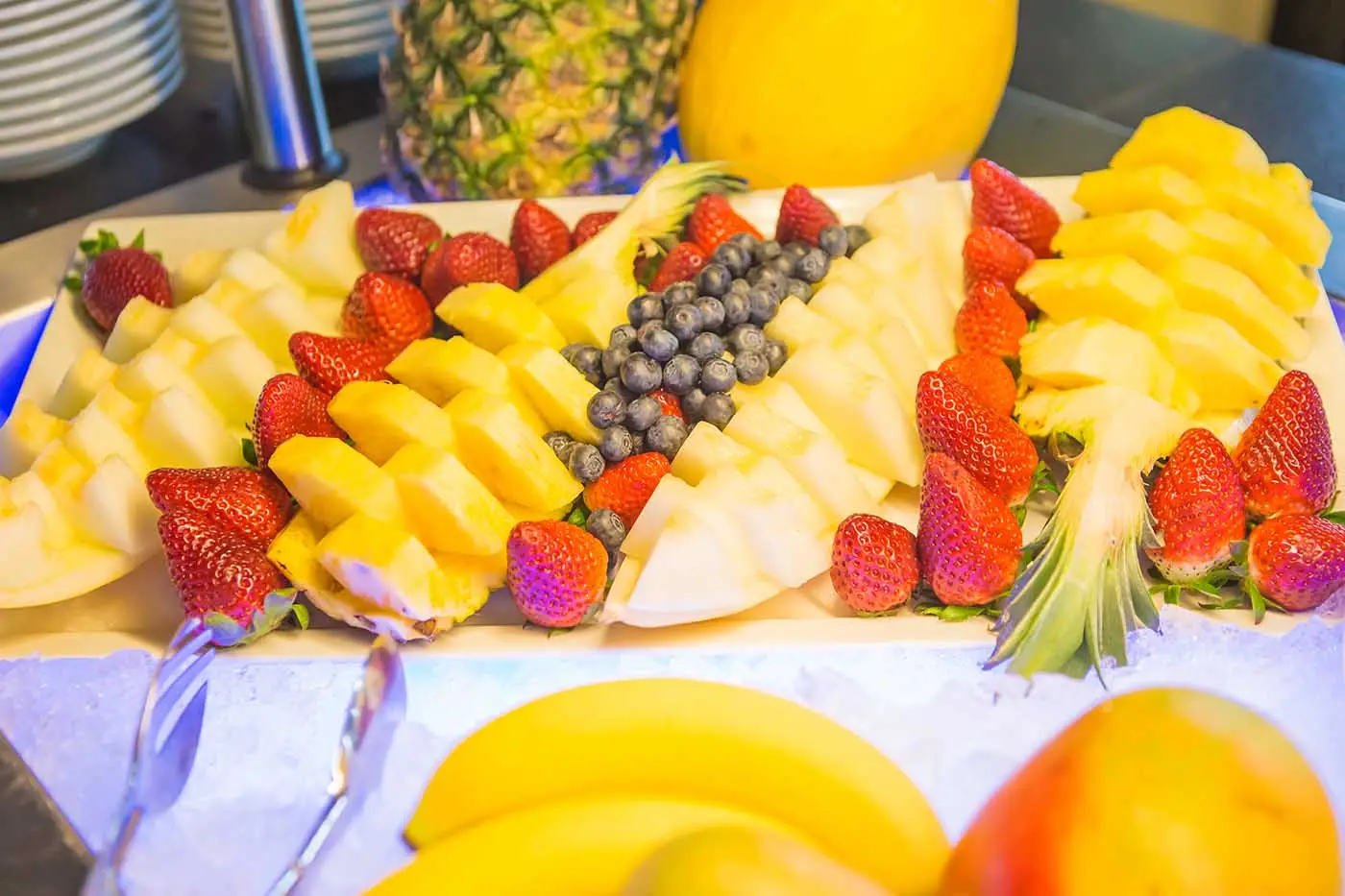 Vers gesneden fruit met aardbeien, ananas en blauwe bessen op het buffet van Omnia