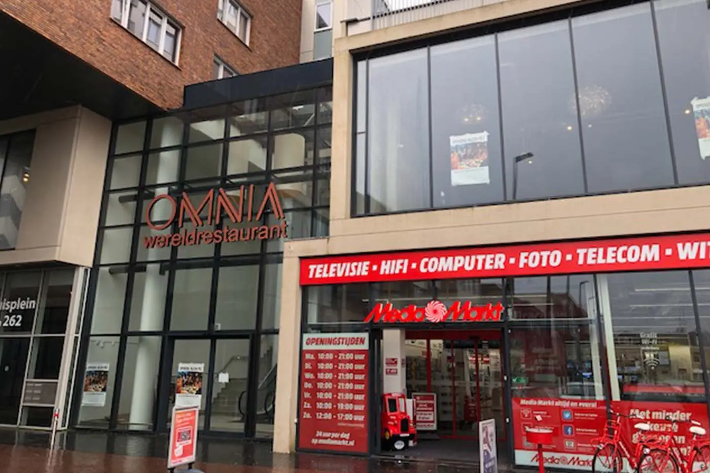 De entree van Omnia wereldrestaurant aan het Raadhuisplein