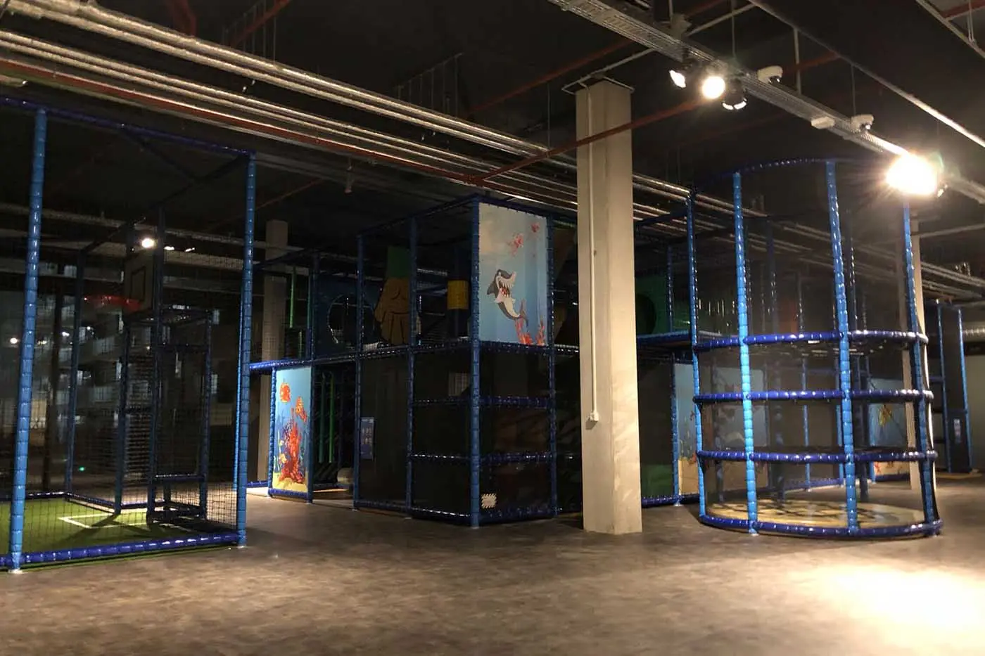 De binnenspeeltuin van Omnia met klimrekken