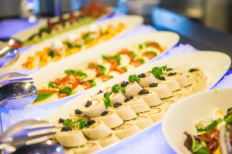 Schalen met wraps en hapjes op het koude buffet